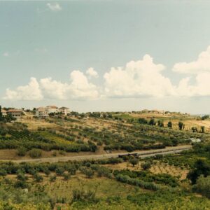 Tratto di autostrada ad attraversare una zona collinare, 1993