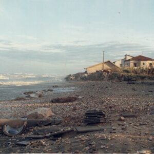 Rifiuti e case sulla spiaggia, Zona Foro, 1992